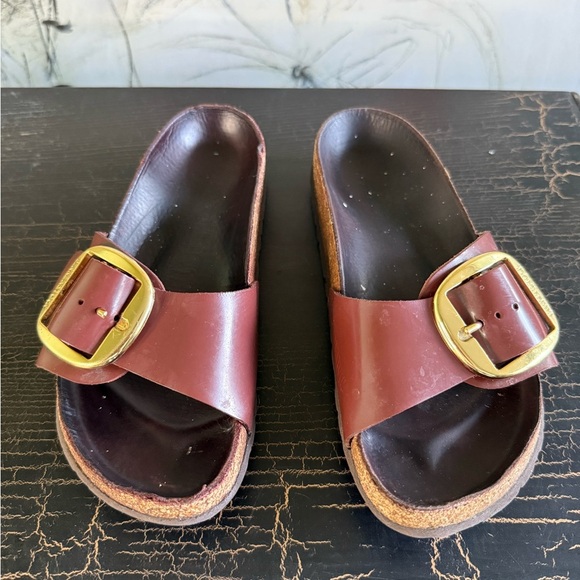 Gold and Brown Leather Sandals with Buckle Closure - Picture 3 of 13